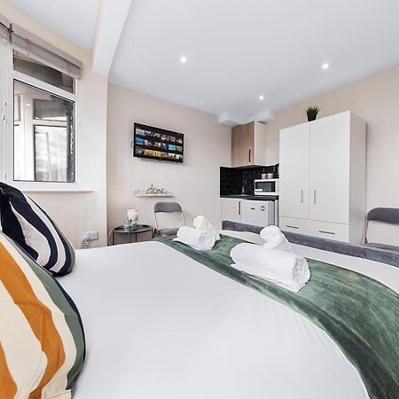 Serviced Ensuite Modern Studio - Sleeps 2 - Near Wembley Stadium - Good Transport Link To Central London - Harrow Ha3 Hatch End Exteriör bild
