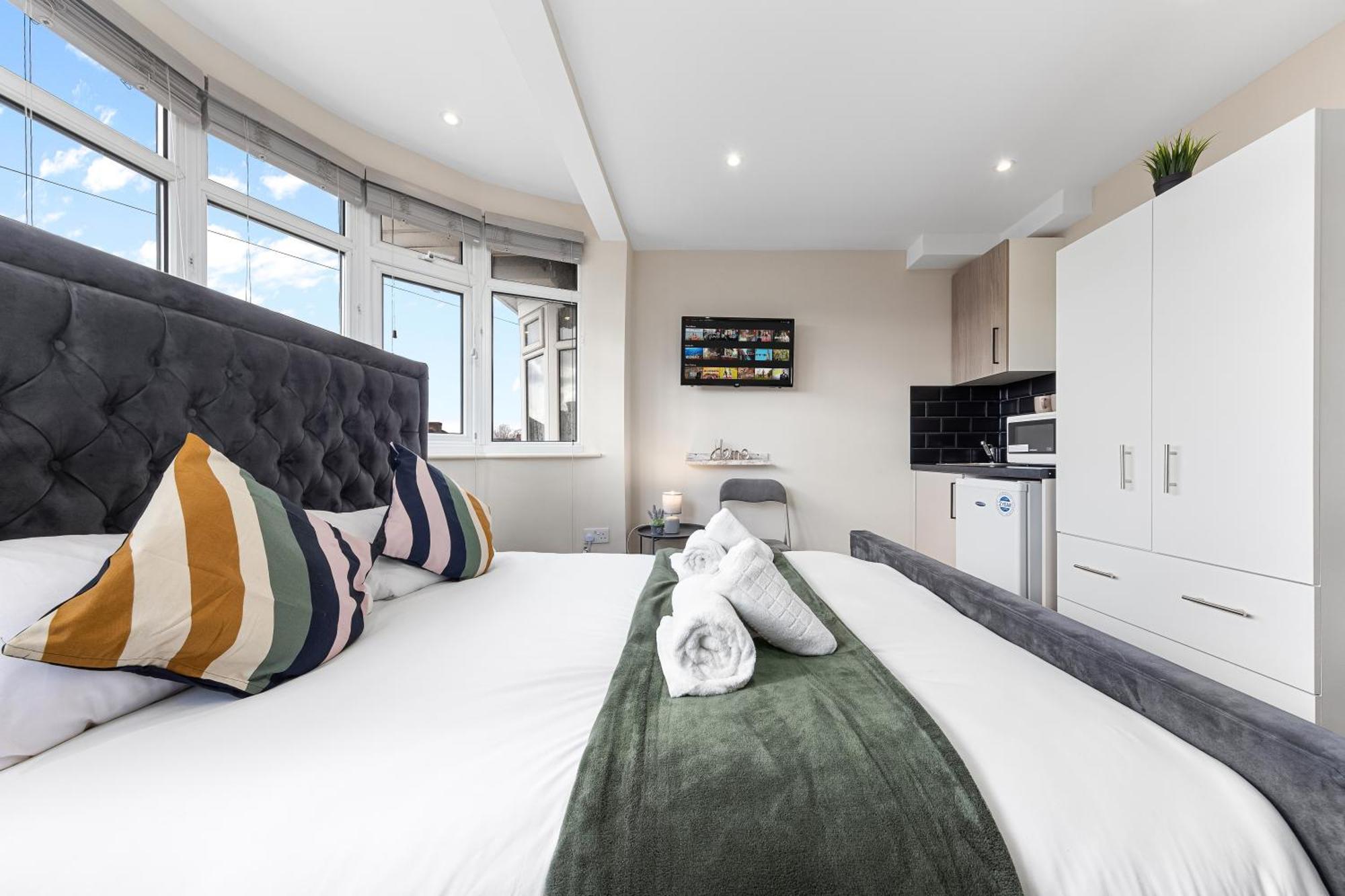 Serviced Ensuite Modern Studio - Sleeps 2 - Near Wembley Stadium - Good Transport Link To Central London - Harrow Ha3 Hatch End Exteriör bild